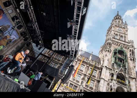 Münchens Oberbürgermeister Dieter Reiter spielt mit der Paul Daly Band am Stadtgründungsfest am Münchner Marienplatz. [Automatisierte Übersetzung] Stockfoto