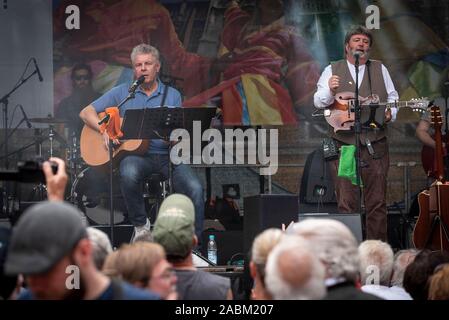 Münchens Oberbürgermeister Dieter Reiter spielt mit der Paul Daly Band am Stadtgründungsfest am Münchner Marienplatz. [Automatisierte Übersetzung] Stockfoto