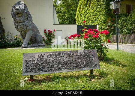 Statue eines Löwen vor der Katholischen Akademie Mandlstraße 23. Sie verwendet vor der Wittelsbacher Palais, München Gestapo Hauptquartier während der Zeit des Nationalsozialismus zu stehen. Die Inschrift erinnert an die Widerstandskämpfer Fritz Gerlich, der im KZ Dachau 1934 ermordet wurde. [Automatisierte Übersetzung] Stockfoto