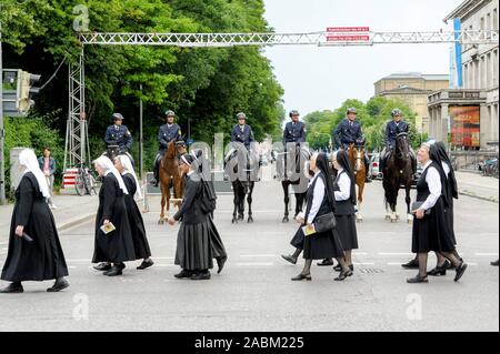 Fronleichnamsprozession 2019 vom Marienplatz über die Brienner Straße auf dem Königsplatz. Zu Fronleichnam, das "Fest des Leibes und Blutes Christi", die Katholiken öffentlich zeigen ihren Glauben an die Gegenwart Christi im Sakrament der Eucharistie. Sie tragen das Allerheiligste Sakrament, Christus in der Form eines geweihte Hostie, in einem reich verzierten Gefäß anzeigen, eine Monstranz, durch die Straßen und beten an mehrere Altäre für Gottes Segen. [Automatisierte Übersetzung] Stockfoto