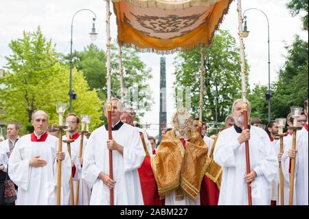 Fronleichnamsprozession 2019 vom Marienplatz über die Brienner Straße auf dem Königsplatz. Zu Fronleichnam, das "Fest des Leibes und Blutes Christi", die Katholiken öffentlich zeigen ihren Glauben an die Gegenwart Christi im Sakrament der Eucharistie. Sie tragen das Allerheiligste Sakrament, Christus in der Form eines geweihte Hostie, in einem reich verzierten Gefäß anzeigen, eine Monstranz, durch die Straßen und beten an mehrere Altäre für Gottes Segen. [Automatisierte Übersetzung] Stockfoto