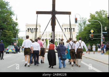 Fronleichnamsprozession 2019 vom Marienplatz über die Brienner Straße auf dem Königsplatz. Zu Fronleichnam, das "Fest des Leibes und Blutes Christi", die Katholiken öffentlich zeigen ihren Glauben an die Gegenwart Christi im Sakrament der Eucharistie. Sie tragen das Allerheiligste Sakrament, Christus in der Form eines geweihte Hostie, in einem reich verzierten Gefäß anzeigen, eine Monstranz, durch die Straßen und beten an mehrere Altäre für Gottes Segen. [Automatisierte Übersetzung] Stockfoto