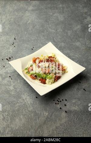 Caesar Salat mit gebratenen Garnelen Stockfoto