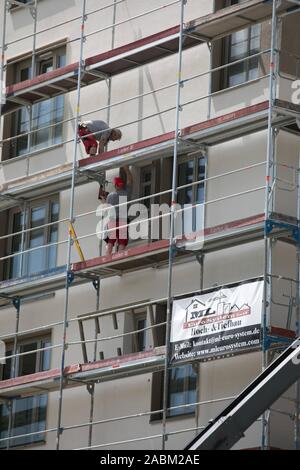 Baustelle am Hanns-Seidel-Platz in Neuperlach. Unter anderem wird hier ein Gemeindezentrum gebaut werden, zusammen mit einem sozialen Zentrum und den Geschäften. Im Bild der Blick von Fritz-Erler-Straße zu einem fast fertigen Gebäude. [Automatisierte Übersetzung] Stockfoto