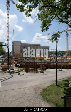 Baustelle am Hanns-Seidel-Platz in Neuperlach. Unter anderem wird hier ein Gemeindezentrum gebaut werden, zusammen mit einem sozialen Zentrum und den Geschäften. Im Bild der Blick von der Ecke Bushaltestelle Hanns-Seidel-Platz/Fritz-Erler-Straße in Richtung Süden. [Automatisierte Übersetzung] Stockfoto