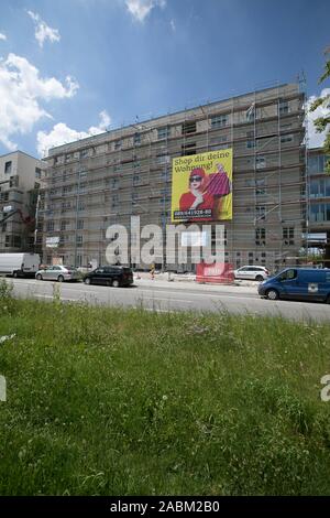 Baustelle am Hanns-Seidel-Platz in Neuperlach. Unter anderem wird hier ein Gemeindezentrum gebaut werden, zusammen mit einem sozialen Zentrum und den Geschäften. Das Bild zeigt die Ansicht von der Fritz-Erler-Straße in neue Gebäude kurz vor der Fertigstellung. [Automatisierte Übersetzung] Stockfoto