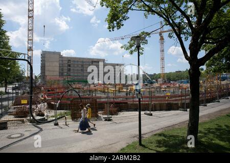 Baustelle am Hanns-Seidel-Platz in Neuperlach. Unter anderem wird hier ein Gemeindezentrum gebaut werden, zusammen mit einem sozialen Zentrum und den Geschäften. Im Bild der Blick von der Ecke Bushaltestelle Hanns-Seidel-Platz/Fritz-Erler-Straße in Richtung Süden. [Automatisierte Übersetzung] Stockfoto