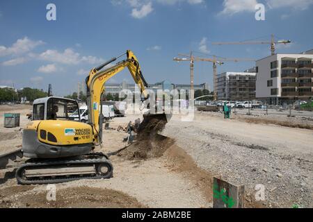 Baustelle am Hanns-Seidel-Platz in Neuperlach. Unter anderem wird hier ein Gemeindezentrum gebaut werden, zusammen mit einem sozialen Zentrum und den Geschäften. Im Bild der Blick von der Von-Knoeringen-Straße. [Automatisierte Übersetzung] Stockfoto