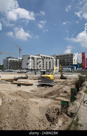 Baustelle am Hanns-Seidel-Platz in Neuperlach. Unter anderem wird hier ein Gemeindezentrum gebaut werden, zusammen mit einem sozialen Zentrum und den Geschäften. Im Bild der Blick von der Von-Knoeringen-Straße. [Automatisierte Übersetzung] Stockfoto
