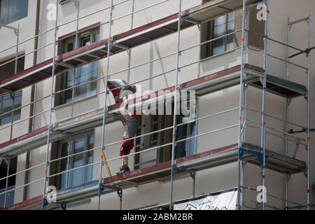 Baustelle am Hanns-Seidel-Platz in Neuperlach. Unter anderem wird hier ein Gemeindezentrum gebaut werden, zusammen mit einem sozialen Zentrum und den Geschäften. Im Bild der Blick von Fritz-Erler-Straße zu einem fast fertigen Gebäude. [Automatisierte Übersetzung] Stockfoto