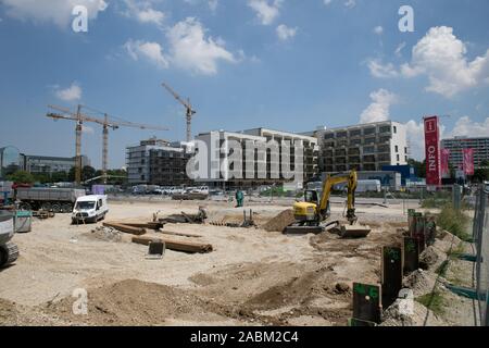 Baustelle am Hanns-Seidel-Platz in Neuperlach. Unter anderem wird hier ein Gemeindezentrum gebaut werden, zusammen mit einem sozialen Zentrum und den Geschäften. Im Bild der Blick von der Von-Knoeringen-Straße. [Automatisierte Übersetzung] Stockfoto