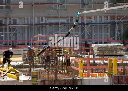 Die Arbeiter auf der Baustelle am Hanns-Seidel-Platz in Neuperlach. Unter anderem wird hier ein Gemeindezentrum gebaut werden, zusammen mit einem sozialen Zentrum und den Geschäften. Im Bild der Blick von der Bus Station Hanns-Seidel-Platz in Richtung Süden. [Automatisierte Übersetzung] Stockfoto