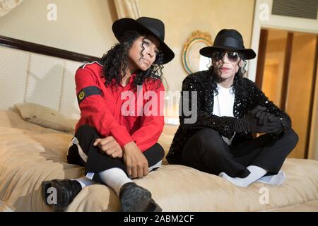 Erinnerungsservice mit zwei Michael Jackson Schauspieler aus dem Musical: Beat it! Vor und im Hotel Bayerischer Hof zum 10. Jahrestag des Todes der US-amerikanischen Pop Star. Das Bild zeigt die Doppelte in der Michael Jackson Suite. [Automatisierte Übersetzung] Stockfoto