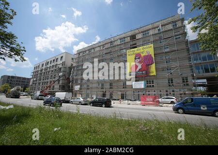 Baustelle am Hanns-Seidel-Platz in Neuperlach. Unter anderem wird hier ein Gemeindezentrum gebaut werden, zusammen mit einem sozialen Zentrum und den Geschäften. Das Bild zeigt die Ansicht von der Fritz-Erler-Straße in neue Gebäude kurz vor der Fertigstellung. [Automatisierte Übersetzung] Stockfoto
