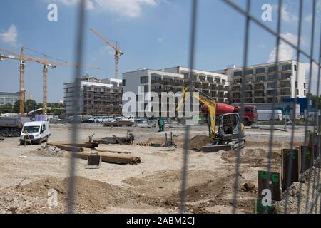 Baustelle am Hanns-Seidel-Platz in Neuperlach. Unter anderem wird hier ein Gemeindezentrum gebaut werden, zusammen mit einem sozialen Zentrum und den Geschäften. Im Bild der Blick von der Von-Knoeringen-Straße. [Automatisierte Übersetzung] Stockfoto