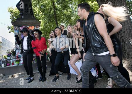 Erinnerungsservice mit zwei Michael Jackson Schauspieler aus dem Musical: Beat it! Vor und im Hotel Bayerischer Hof zum 10. Jahrestag des Todes der US-amerikanischen Pop Star. Im Bild ein Gesang vor dem Denkmal am Promenadeplatz. [Automatisierte Übersetzung] Stockfoto