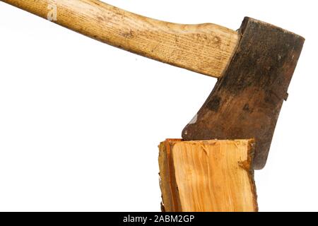 Ax gehaftet in einem Protokoll aus Holz auf weißem Hintergrund Stockfoto