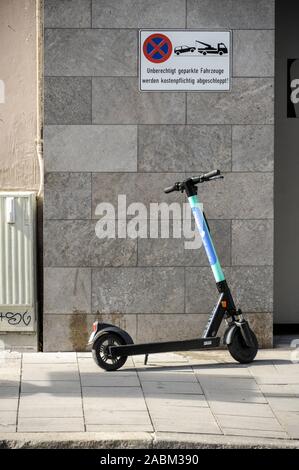 Elektroroller unter einem Parkverbot Schild in München geparkt. [Automatisierte Übersetzung] Stockfoto