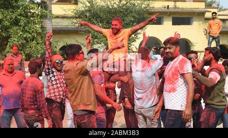 BJP Arbeiter feiern ihren Sieg in den Präsidenten Wahl der Städtischen Körper in Beawar, Rajasthan, Indien. Foto/Sumit Saraswat Stockfoto