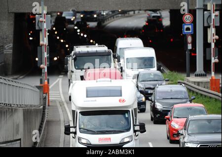 11-stündigen Warnstreik der Gewerkschaft Verdi im öffentlichen Verkehr in München. Betroffen sind die U-Bahnen, Busse und Straßenbahnen der Münchner Verkehrsgesellschaft (MVG). Das Bild zeigt erhöhte Morgen Verkehr in der Nähe der Einsteinstraße. [Automatisierte Übersetzung] Stockfoto