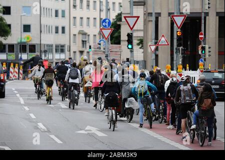 11-stündigen Warnstreik der Gewerkschaft Verdi im öffentlichen Verkehr in München. Betroffen sind die U-Bahnen, Busse und Straßenbahnen der Münchner Verkehrsgesellschaft (MVG). Das Bild zeigt eine Spalte der Radfahrer am Sendlinger Tor. [Automatisierte Übersetzung] Stockfoto