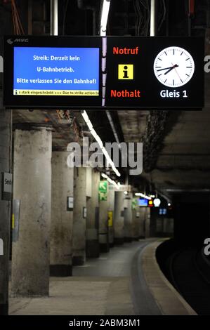 11-stündigen Warnstreik der Gewerkschaft Verdi im öffentlichen Verkehr in München. Betroffen sind die U-Bahnen, Busse und Straßenbahnen der Münchner Verkehrsgesellschaft (MVG). Das Bild zeigt eine leere Plattform im U-Bahnhof Sendlinger Tor. [Automatisierte Übersetzung] Stockfoto