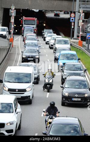 11-stündigen Warnstreik der Gewerkschaft Verdi im öffentlichen Verkehr in München. Betroffen sind die U-Bahnen, Busse und Straßenbahnen der Münchner Verkehrsgesellschaft (MVG). Das Bild zeigt erhöhte Morgen Verkehr in der Nähe der Einsteinstraße. [Automatisierte Übersetzung] Stockfoto