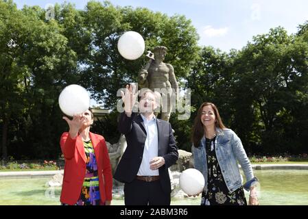 Kristina Frank (rechts) und Beatrix Zurek von der Stadt München gemeinsam mit der Bayerischen Minister für Bau, Dr. Hans Reichhart, die Pläne für die Fan Meeting Point für die Fußball-Europameisterschaft 2020 im Alten Botanischen Garten. [Automatisierte Übersetzung] Stockfoto