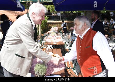 Bundesinnenminister Horst Seehofer (CSU) Handshake mit Gastwirt Richard Süßmeier am Bavaricum 2019 Symposium in der Münchner Augustinerkeller. [Automatisierte Übersetzung] Stockfoto