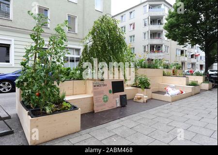 Im Rahmen eines Pilotprojekts, der grünen Stadt Umweltinitiative im Münchner Westend ist die Einrichtung im freien Terrassen am Straßenrand für zwei Monate. Die vorläufige "Parklets" sind begrünt und laden Sie ein zum Sitzen und Verweilen ein. [Automatisierte Übersetzung] Stockfoto