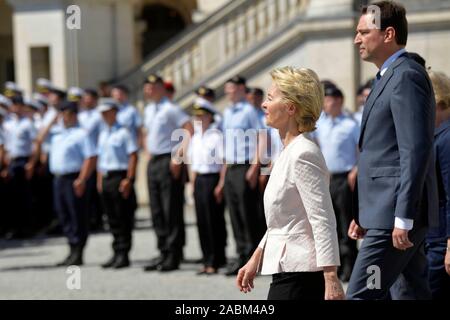 Festliche Förderung Appell für angehende Offiziere der Universität der Bundeswehr mit Bundesverteidigungsminister Ursula von der Leyen (dargestellt mit Staatsminister Georg Eisenreich) im Innenhof von Schloss Nymphenburg. [Automatisierte Übersetzung] Stockfoto