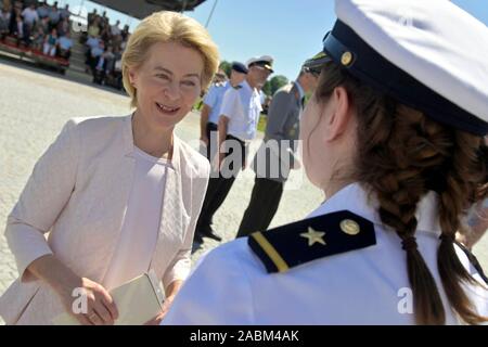 Festliche Förderung Appell für angehende Offiziere der Universität der Bundeswehr mit Bundesverteidigungsminister Ursula von der Leyen (li.) im Innenhof von Schloss Nymphenburg. [Automatisierte Übersetzung] Stockfoto