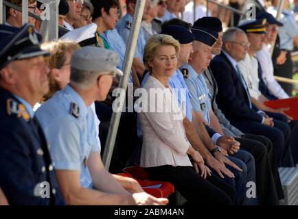 Festliche Förderung Appell für angehende Offiziere der Universität der Bundeswehr mit Bundesverteidigungsminister Ursula von der Leyen (m.) im Innenhof von Schloss Nymphenburg. [Automatisierte Übersetzung] Stockfoto