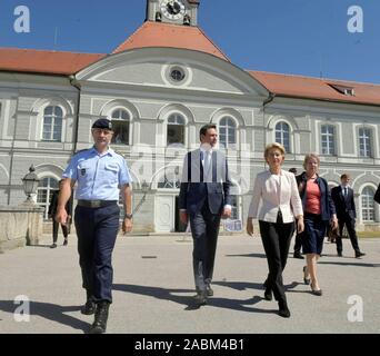 Festliche Förderung Appell für angehende Offiziere der Universität der Bundeswehr mit Bundesverteidigungsminister Ursula von der Leyen im Innenhof der Ehre im Schloss Nymphenburg. Im Bild (von links nach rechts) der Leiter der studentischen Bereich Gregor Schlemmer, Staatsminister Georg Eisenreich, Minister von der Leyen und Universitätspräsident Prof. Merith Niehuss. [Automatisierte Übersetzung] Stockfoto