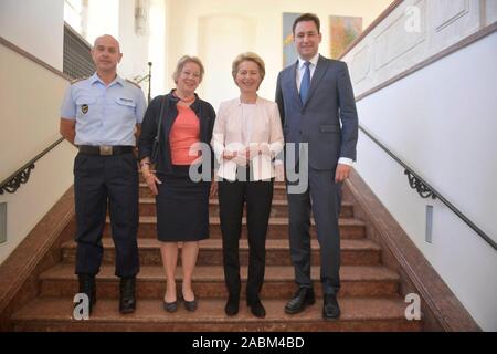 Festliche Förderung Appell für angehende Offiziere der Universität der Bundeswehr mit Bundesverteidigungsminister Ursula von der Leyen im Innenhof der Ehre im Schloss Nymphenburg. Im Bild (von links nach rechts) der Leiter der studentischen Bereich Gregor Schlemmer, Universität Präsident Prof. Merith Niehuss, Minister von der Leyen und Staatsministerin Georg Eisenreich. [Automatisierte Übersetzung] Stockfoto