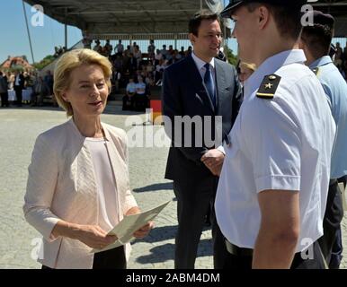 Festliche Förderung Appell für angehende Offiziere der Universität der Bundeswehr mit Bundesverteidigungsminister Ursula von der Leyen (dargestellt mit Staatsminister Georg Eisenreich) im Innenhof von Schloss Nymphenburg. [Automatisierte Übersetzung] Stockfoto