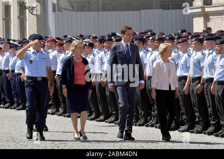 Festliche Förderung Appell für angehende Offiziere der Universität der Bundeswehr mit Bundesverteidigungsminister Ursula von der Leyen im Innenhof der Ehre im Schloss Nymphenburg. Im Bild (von links nach rechts) der Leiter der studentischen Bereich Gregor Schlemmer, Universität Präsident Prof. Merith Niehuss, Staatsminister Georg Eisenreich und Ministerin von der Leyen. [Automatisierte Übersetzung] Stockfoto