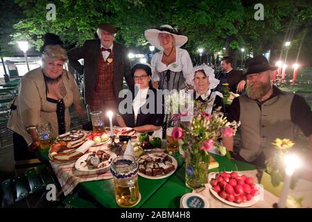 Die Besucher der Kochrelball am Chinesischen Turm im Englischen Garten. [Automatisierte Übersetzung] Stockfoto