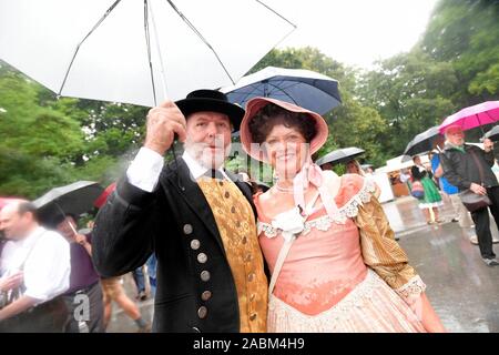 Die Besucher der Kochrelball am Chinesischen Turm im Englischen Garten. Mit der Musik spielen es begann zu regnen. [Automatisierte Übersetzung] Stockfoto