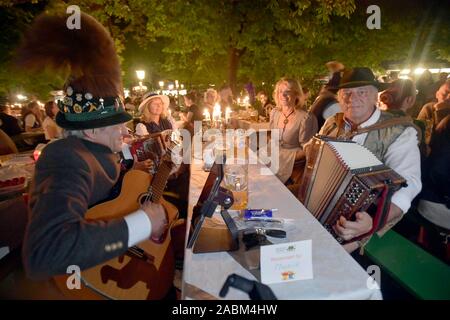 Die Besucher der Kochrelball am Chinesischen Turm im Englischen Garten. [Automatisierte Übersetzung] Stockfoto