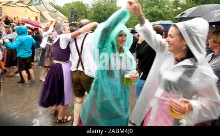 Tanzende Paare auf der Kochrelball am Chinesischen Turm im Englischen Garten. Mit der Musik spielen es begann zu regnen. [Automatisierte Übersetzung] Stockfoto