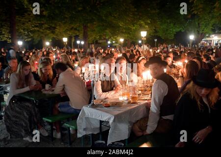 Die Besucher der Kochrelball am Chinesischen Turm im Englischen Garten. [Automatisierte Übersetzung] Stockfoto