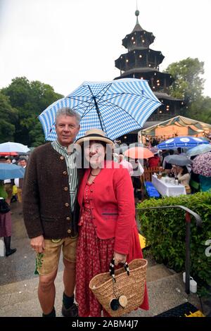 Bürgermeister Dieter Reiter und Frau Petra Reiter auf dem Kochrelball am Chinesischen Turm im Englischen Garten. Mit der Musik spielen es begann zu regnen. [Automatisierte Übersetzung] Stockfoto