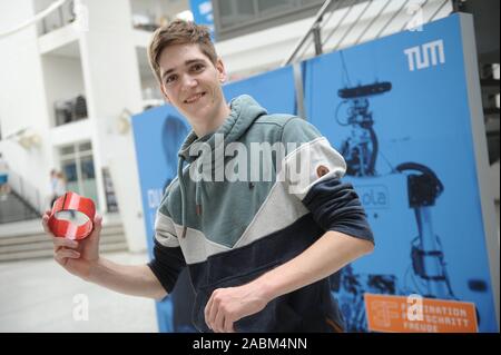 Nils Wagner, Student der Physik an der Technischen Universität München (TUM) in Garching, den ersten Platz im nationalen Wettbewerb "Jugend forscht" für seine fliegende hohler Zylinder X-Lungo ausgezeichnet. [Automatisierte Übersetzung] Stockfoto