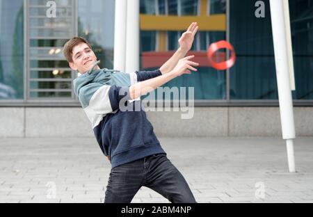 Nils Wagner, Student der Physik an der Technischen Universität München (TUM) in Garching, den ersten Platz im nationalen Wettbewerb "Jugend forscht" für seine fliegende hohler Zylinder X-Lungo ausgezeichnet. [Automatisierte Übersetzung] Stockfoto