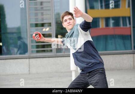 Nils Wagner, Student der Physik an der Technischen Universität München (TUM) in Garching, den ersten Platz im nationalen Wettbewerb "Jugend forscht" für seine fliegende hohler Zylinder X-Lungo ausgezeichnet. [Automatisierte Übersetzung] Stockfoto