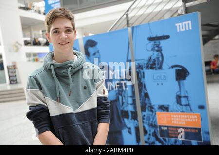 Nils Wagner, Student der Physik an der Technischen Universität München (TUM) in Garching, den ersten Platz im nationalen Wettbewerb "Jugend forscht" für seine fliegende hohler Zylinder X-Lungo ausgezeichnet. [Automatisierte Übersetzung] Stockfoto