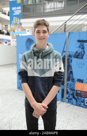 Nils Wagner, Student der Physik an der Technischen Universität München (TUM) in Garching, den ersten Platz im nationalen Wettbewerb "Jugend forscht" für seine fliegende hohler Zylinder X-Lungo ausgezeichnet. [Automatisierte Übersetzung] Stockfoto