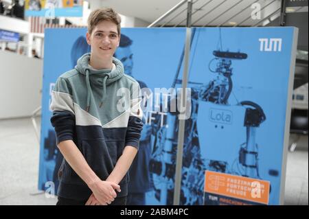 Nils Wagner, Student der Physik an der Technischen Universität München (TUM) in Garching, den ersten Platz im nationalen Wettbewerb "Jugend forscht" für seine fliegende hohler Zylinder X-Lungo ausgezeichnet. [Automatisierte Übersetzung] Stockfoto