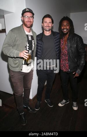 MALIBU, CA - 27. NOVEMBER: Sean Flynn, Brandon Jenner, Shwayze Shwayze, Haus Für Die Feiertage Live von Malibu im Casa Escobar in Malibu, Kalifornien am 27. November 2019. Kredit Faye Sadou/MediaPunch Stockfoto